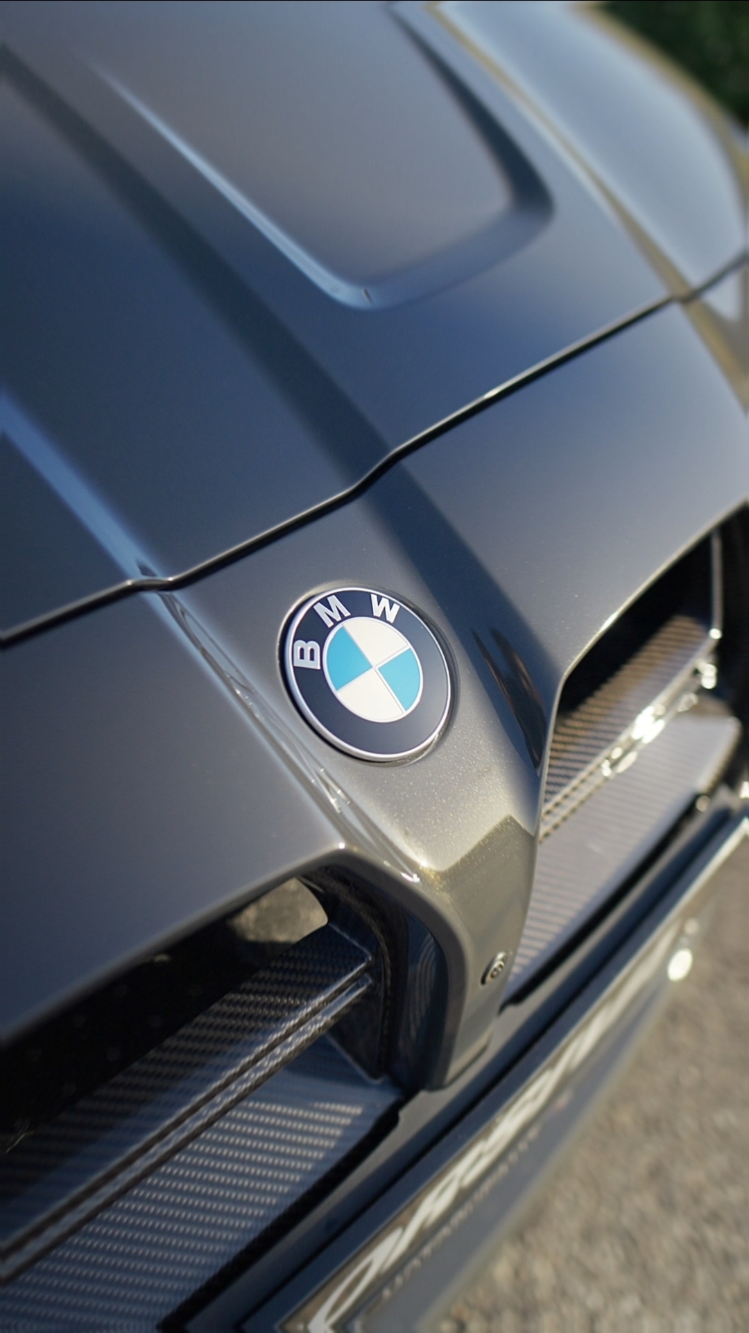 BMW M4 Corsiva — capot et détail carbone