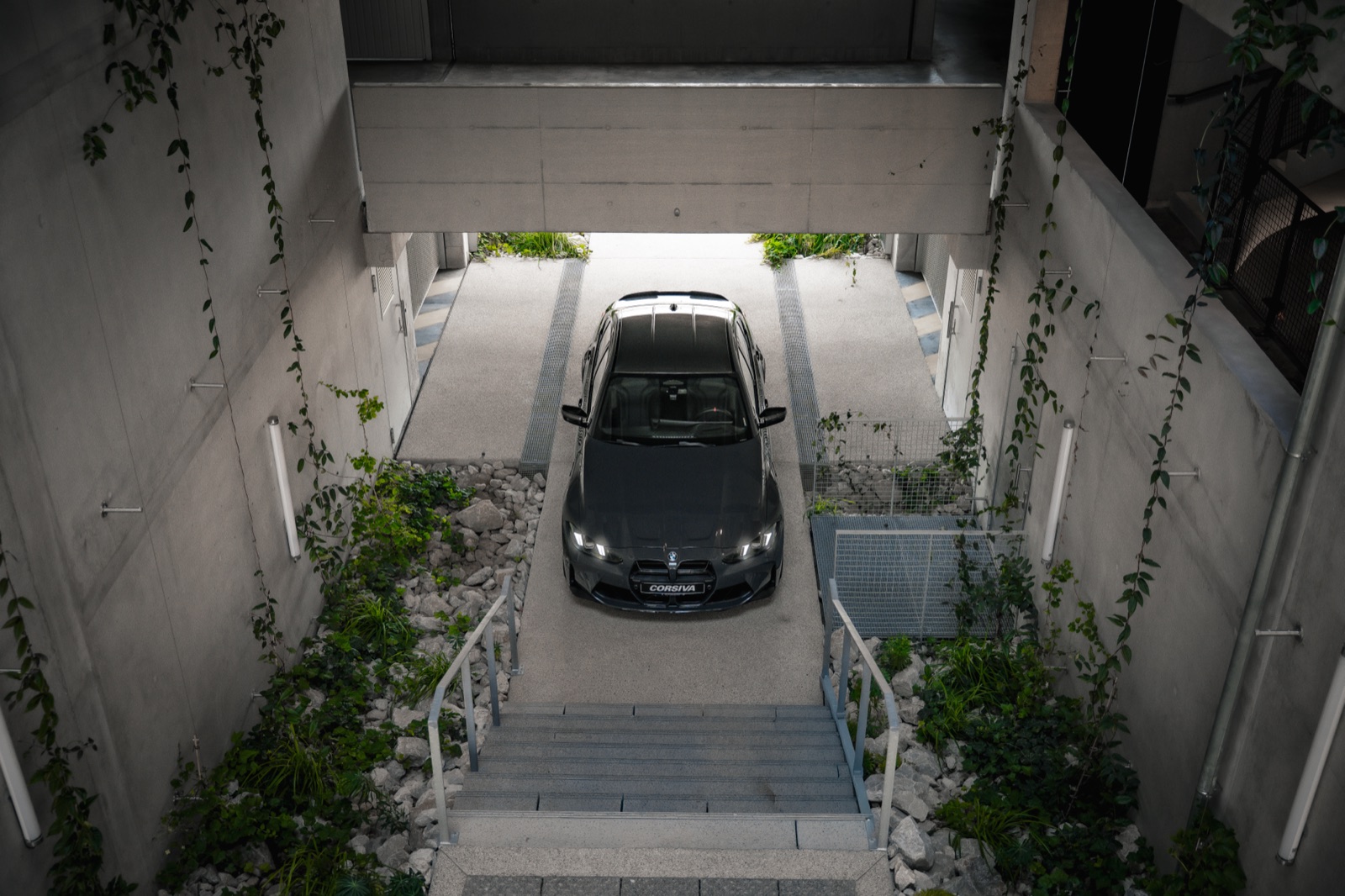 BMW M3 Competition Corsiva vue d'en haut, au garage
