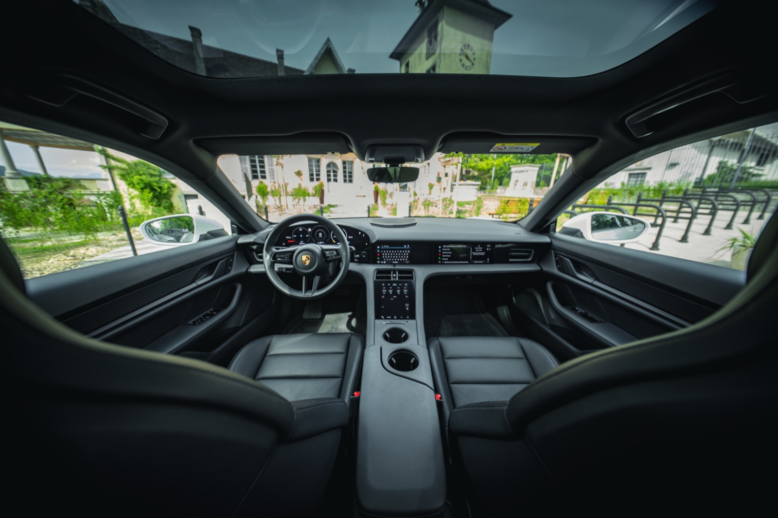La conciergerie locative de luxe — Porsche Taycan