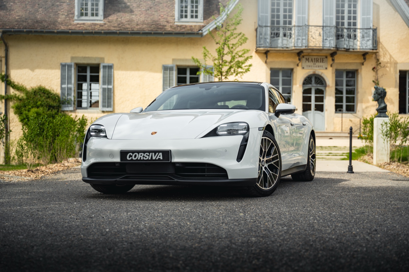 Porsche Taycan Corsiva devant un château